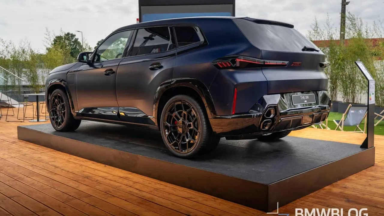 Le BMW XM, SUV hybride rechargeable signé BMW M, posé en studio avec calandre lumineuse et jantes imposantes.